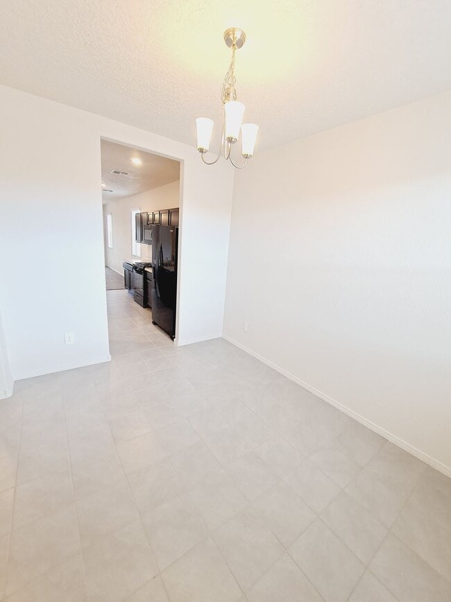 Building Photo - Beautiful 3 Bedroom 2 Bathroom located in Huning Ranch