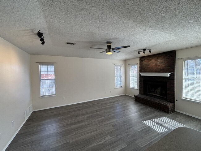 Building Photo - 8812 Skypark Dr