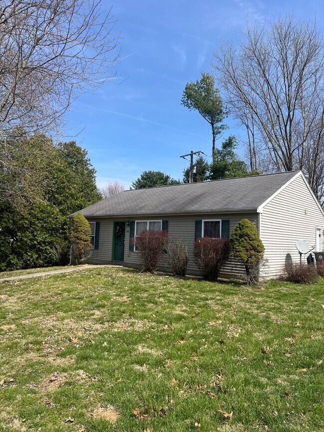 Building Photo - 3 bedroom, 2 bath House: Available August 2026!