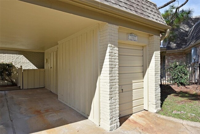 Building Photo - 2802 S Doral Dr