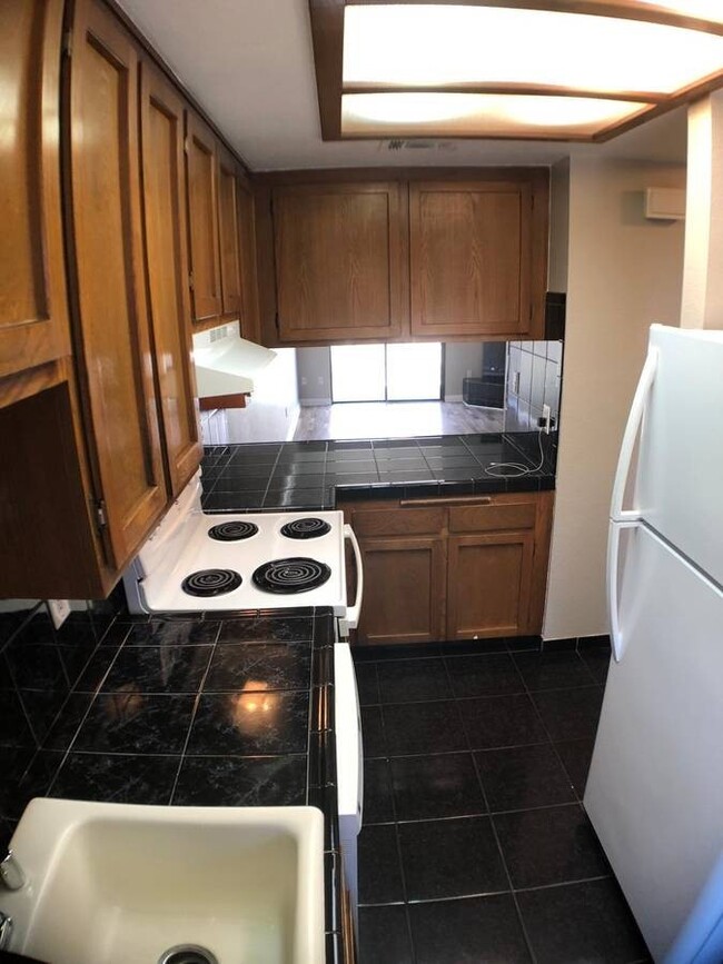 Building Photo - Remodeled Townhome with Garage and Yard in...