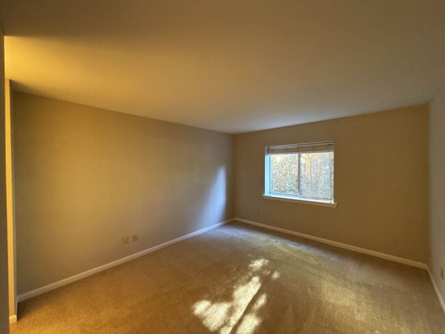 Building Photo - Come see this great condo in Myers Park in...