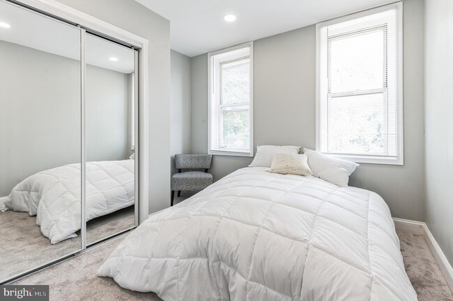 Bright bedroom - 1927 Hollins St