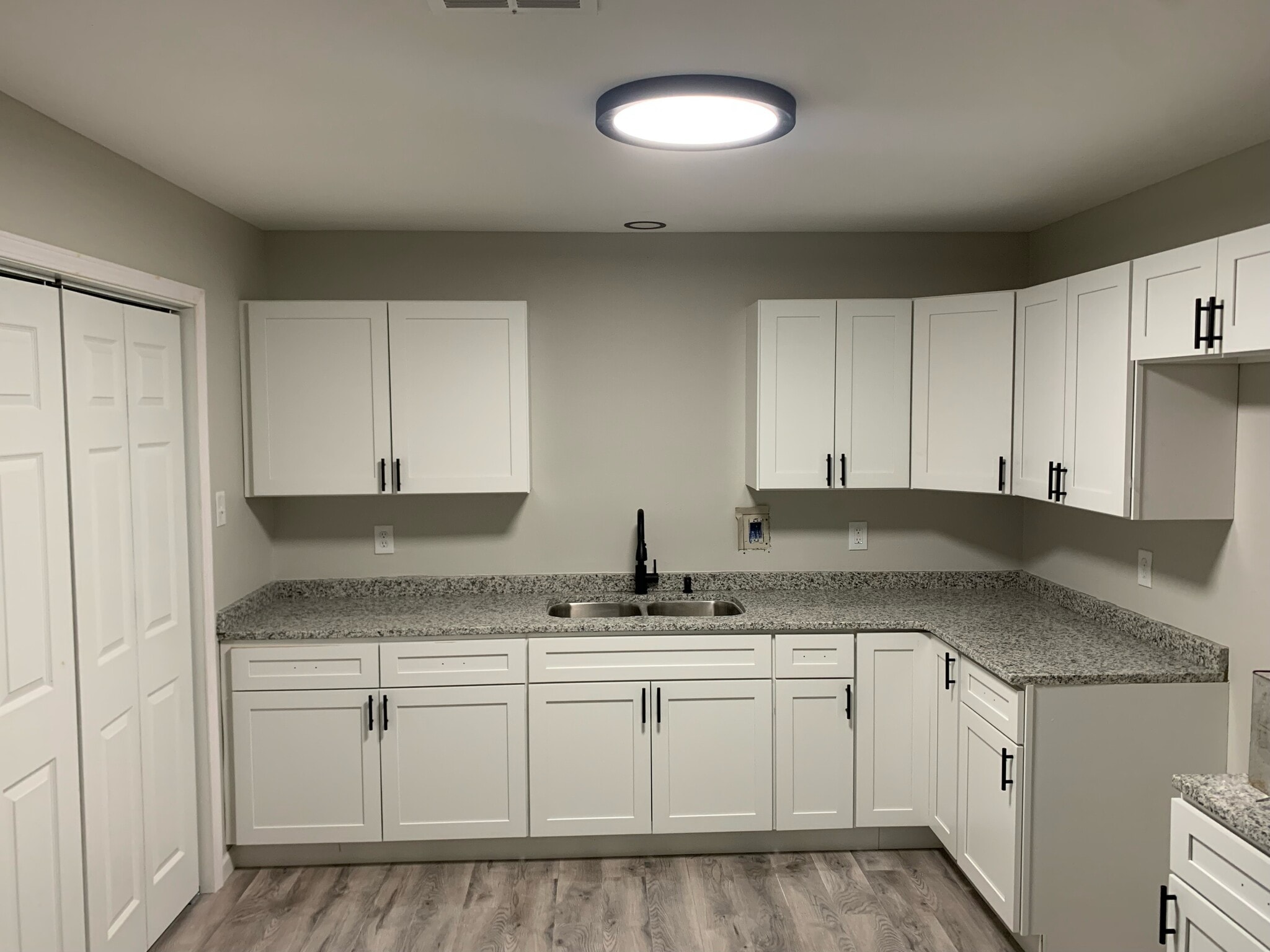 Building Photo - 3605 Thomas Dr