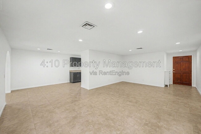 Building Photo - 2104 N Comanche Dr