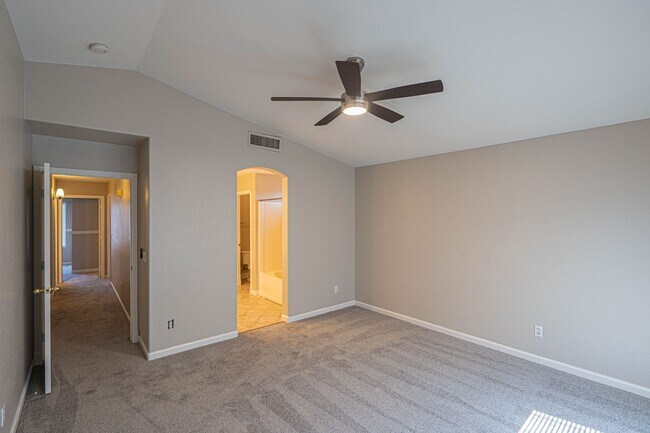 Building Photo - Lovely 3 bed/2.5 bath in Lindsay Ranch!