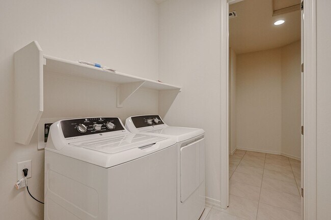 Building Photo - Beautiful 4 Bedroom Home in Aloravita Community