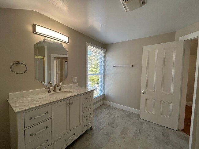 Building Photo - Rent Special! - Gorgeous 3 Bed + Bonus Roo...