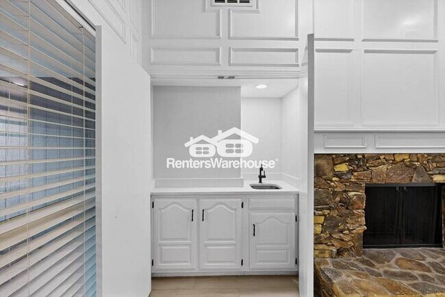 Building Photo - MOVE IN READY COMPLETELY UPDATED - 3BED/2B...