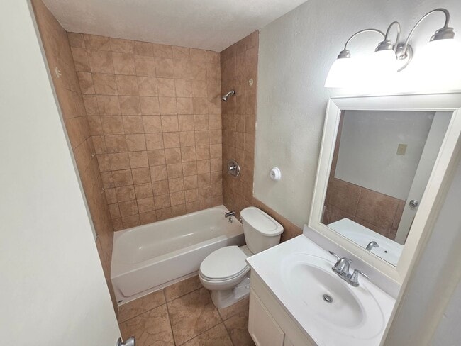 Building Photo - Spacious 2 bedroom apartment