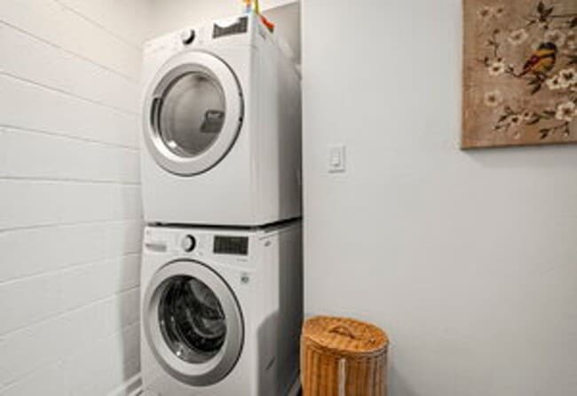 Building Photo - FULLY FURNISHED home available now.