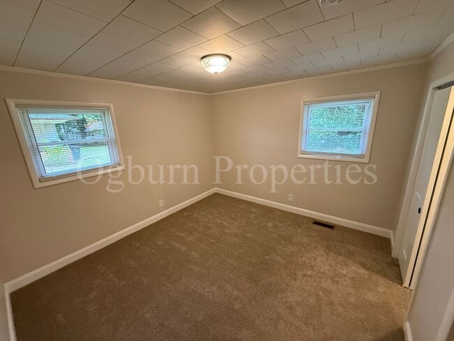 Building Photo - 204 Willow Creek Rd