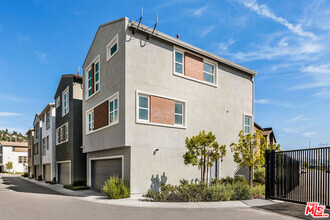 Building Photo - 2700 E Chaucer St