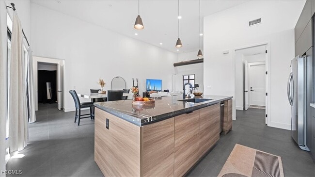 Building Photo - 1017 NE 4th Pl