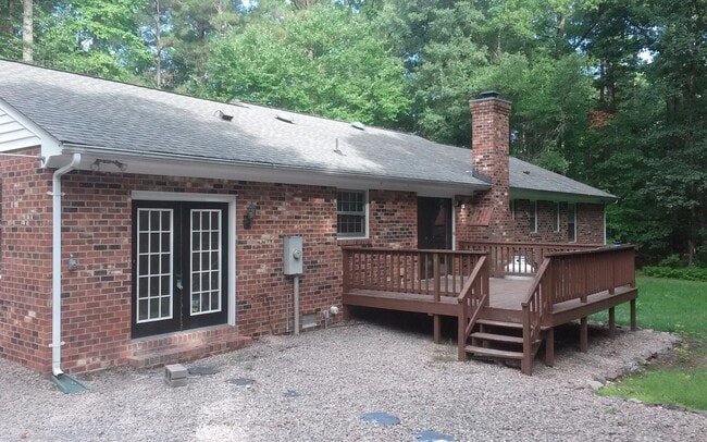 Building Photo - 3 Bedroom 2 bath Brick Ranch on 7.9 Acres ...