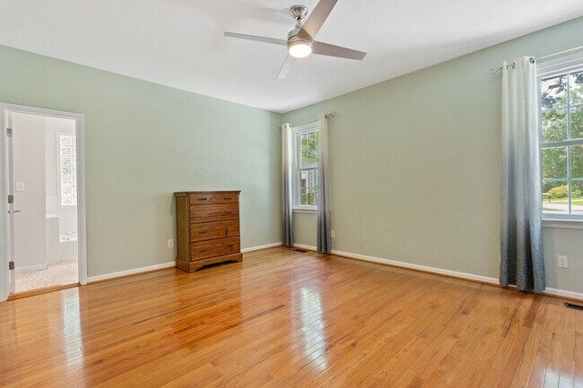 Building Photo - 5BR/3BA with Fresh Paint and New Carpet in...