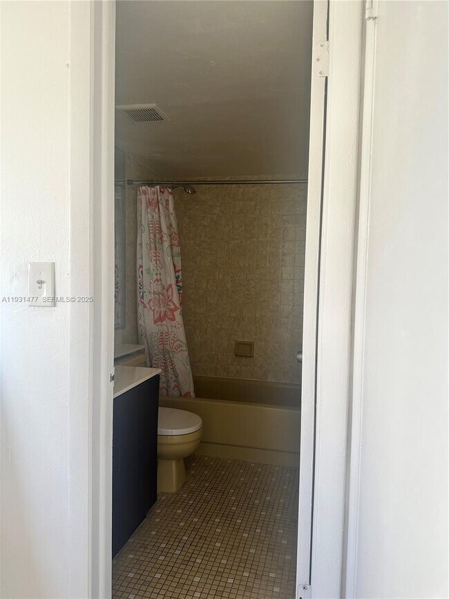 Building Photo - 1150 Collins Ave