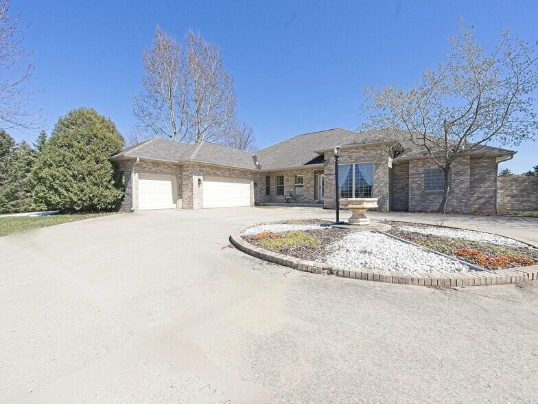 Building Photo - 1805 Red Tail Dr