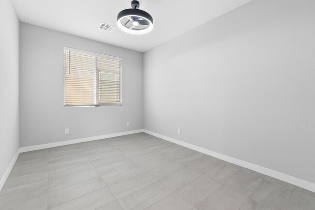 Building Photo - Stunning 3 Bedroom Home with SOLAR in Skye...