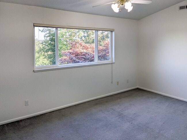 Building Photo - 2205 Crestview Dr S