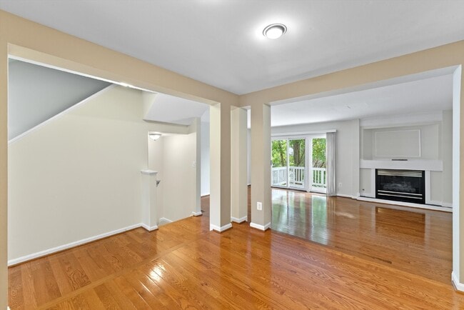 Building Photo - This move-in ready, professionally cleaned 3-bedroom, 3.5-bathroom townhouse in Reston Town Cente...