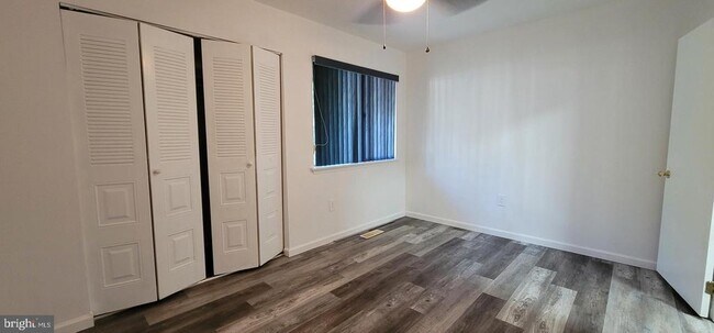 Building Photo - 2209 Greenwood Dr