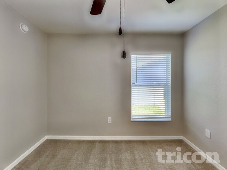 Building Photo - 921 Kingfisher Dr