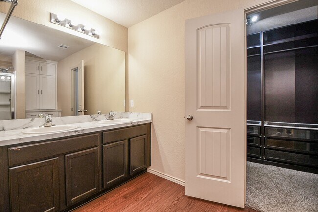 Building Photo - 2015 Treasure Mountain Dr