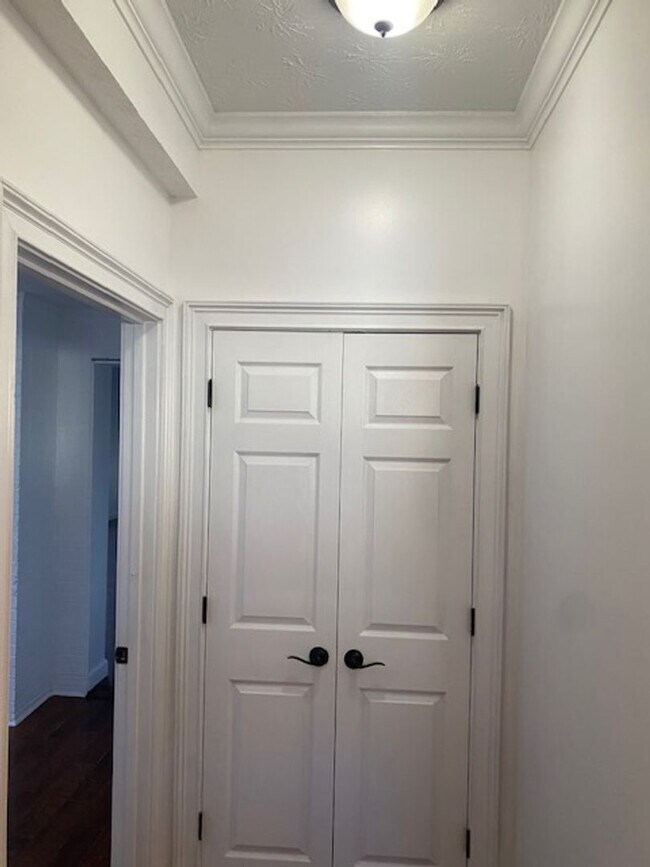 Building Photo - Stunning Executive Rental