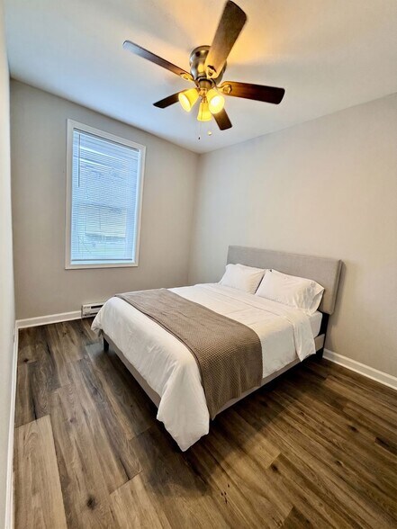 Building Photo - Rare 5-Bedroom Gem in Kingsessing
