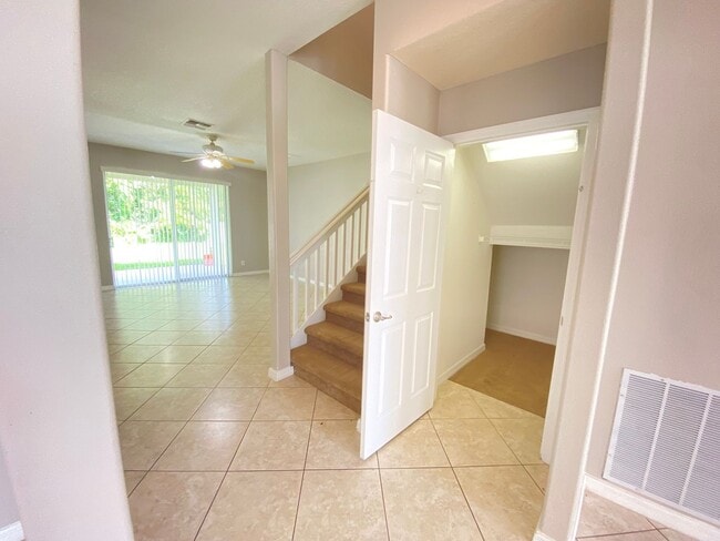 Building Photo - Spacious 4/3 Single Family Home!!
