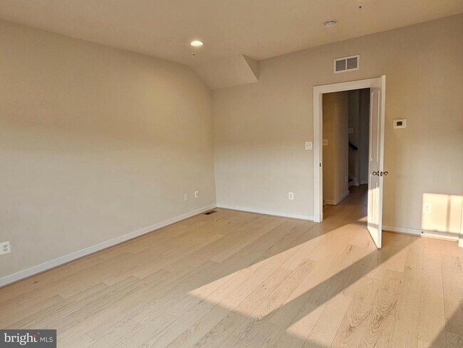 Building Photo - 8650 Satinwood Dr