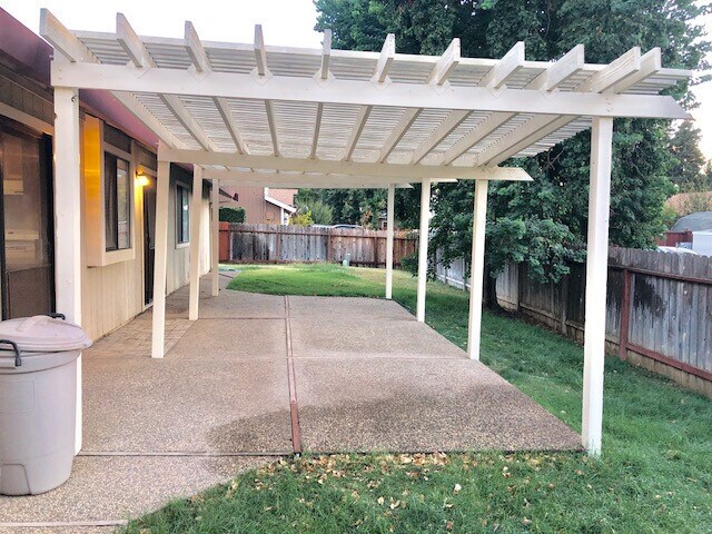Building Photo - AVAILABLE FOR MOVE IN ON 8/1/26 -  RECENTLY RENOVATED 3 BED, 2 BATH 1 STORY ON LARGE CORNER LOT