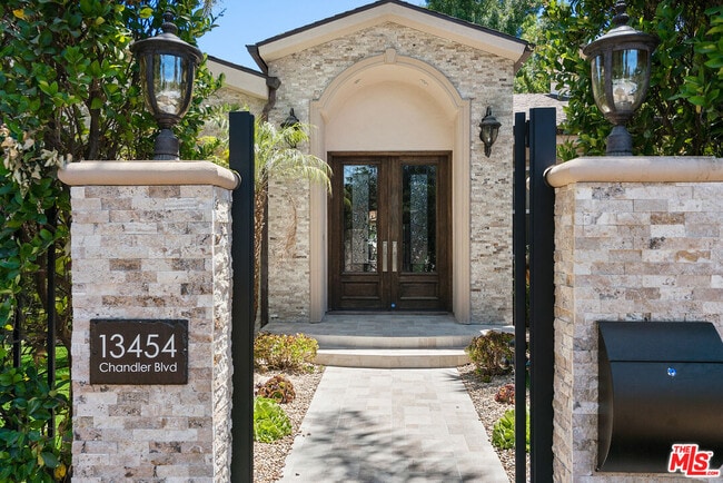 Primary Photo - 13454 Chandler Blvd