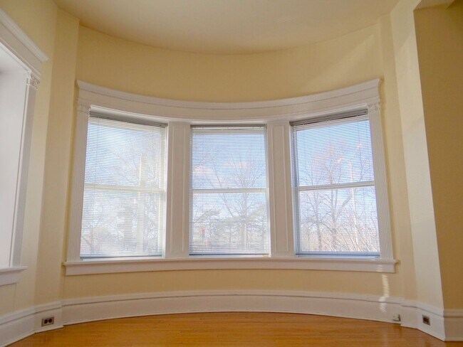 Building Photo - Charming 3 BD/2 BATH right across the stre...