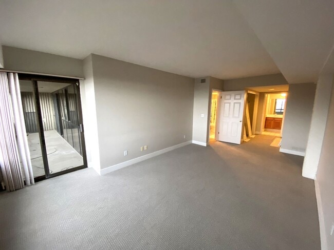 Building Photo - 2 Bed 2 Bath Condo in Bench Tower Condomin...