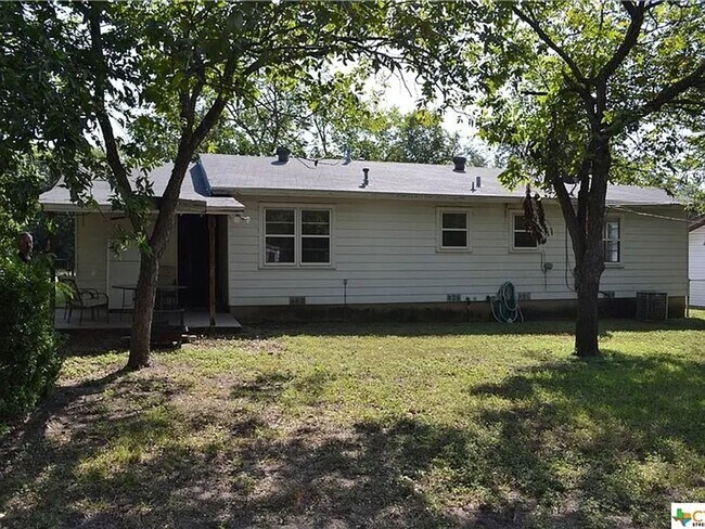 Building Photo - 3 Bed, 1 Bath with Hardwood Floors and Large Fenced Backyard