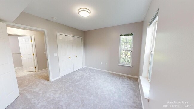 Building Photo - 2666 S Knightsbridge Cir