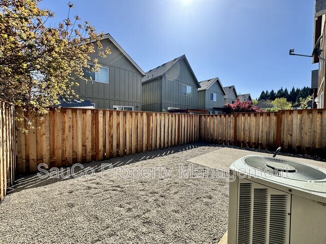 Building Photo - 4572 SE Olivewood St