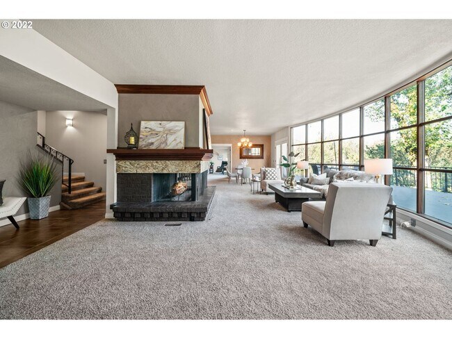 Building Photo - 5 bedroom 4 Bathroom Spectacular Townhome ~ Parking, A/C and More!