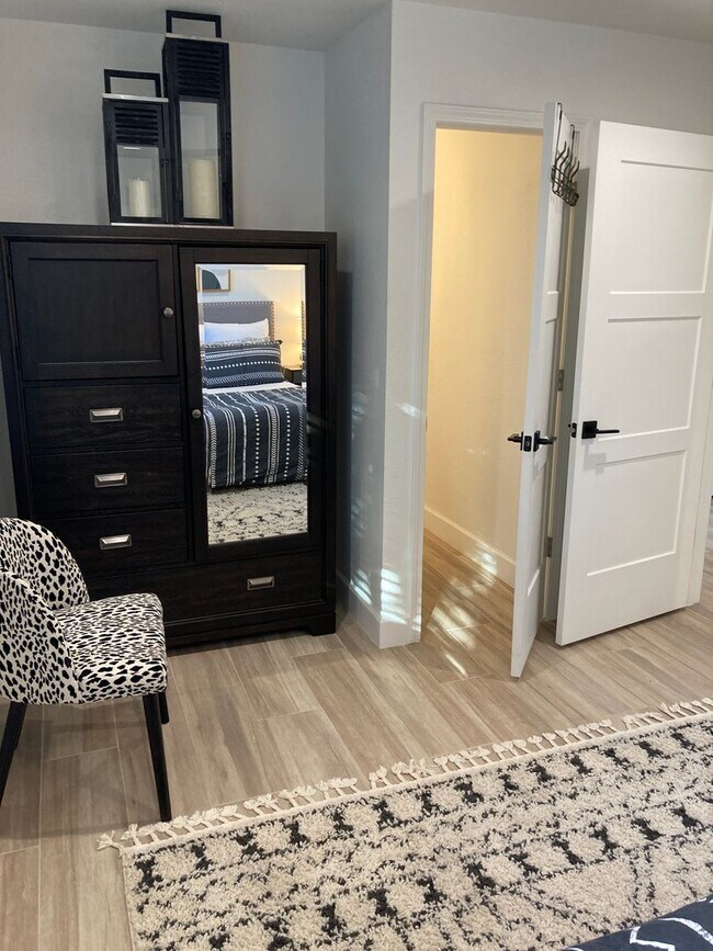 Building Photo - Gorgeous, modern, remodeled, furnished ren...