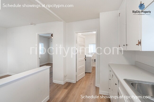 Building Photo - 424 Division St