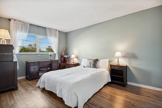 Building Photo - 5300 Washington St