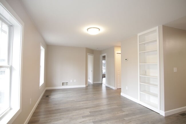 Building Photo - Updated 2 Bed 2 South Hill property 10 min from Medical District hospitals