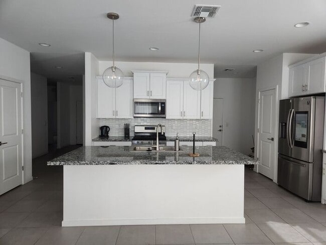 Building Photo - Mountain view single story home.