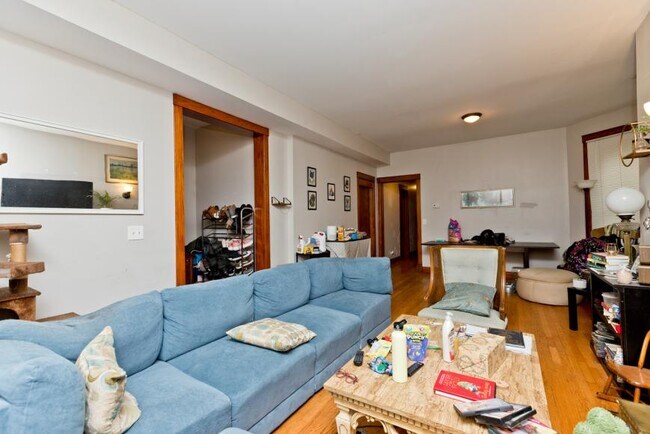 Building Photo - 4 bedroom in Chicago IL 60626