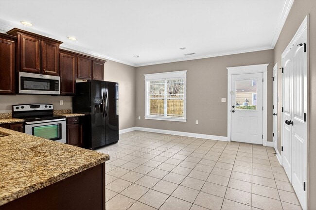 Building Photo - Luxury Size Townhome