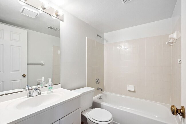 Building Photo - 12110 Autumn Lakes Dr