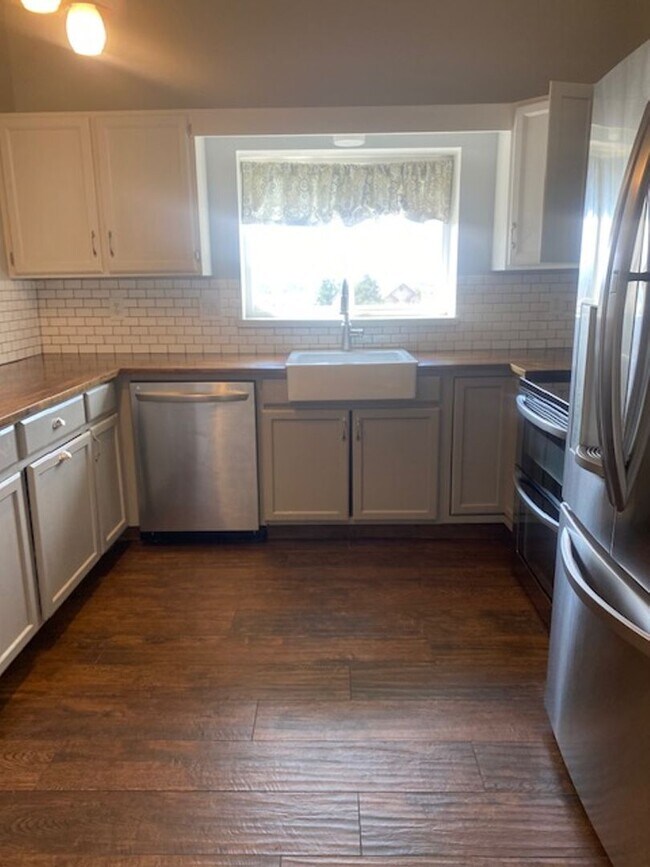 Building Photo - 3 Bedroom Tri-level in Woodland Hills