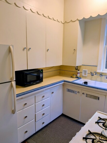 Building Photo - 713 SE 27th Ave